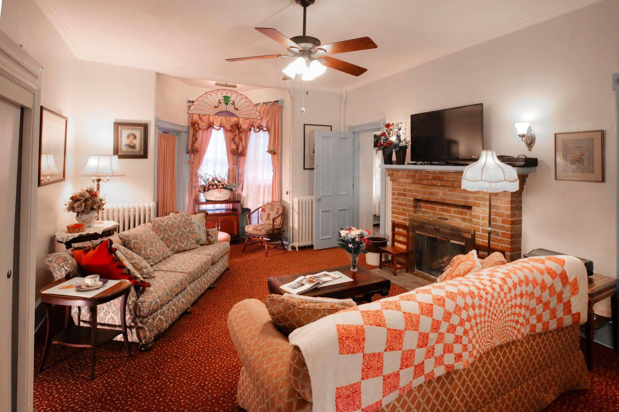 Antoinette'S Apartments & Suites Cape May Buitenkant foto